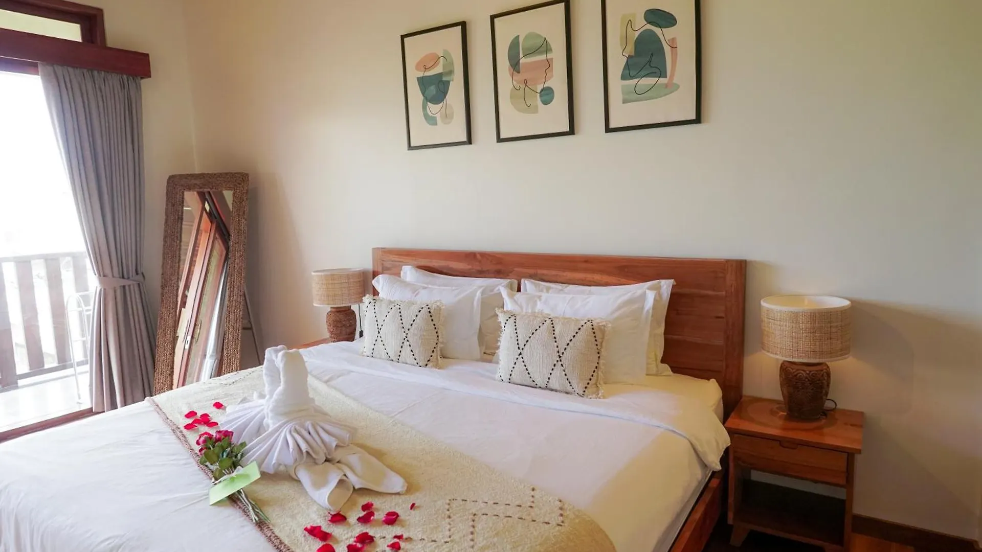Tropical Beach House Bali Seminyak  Bed & Breakfast