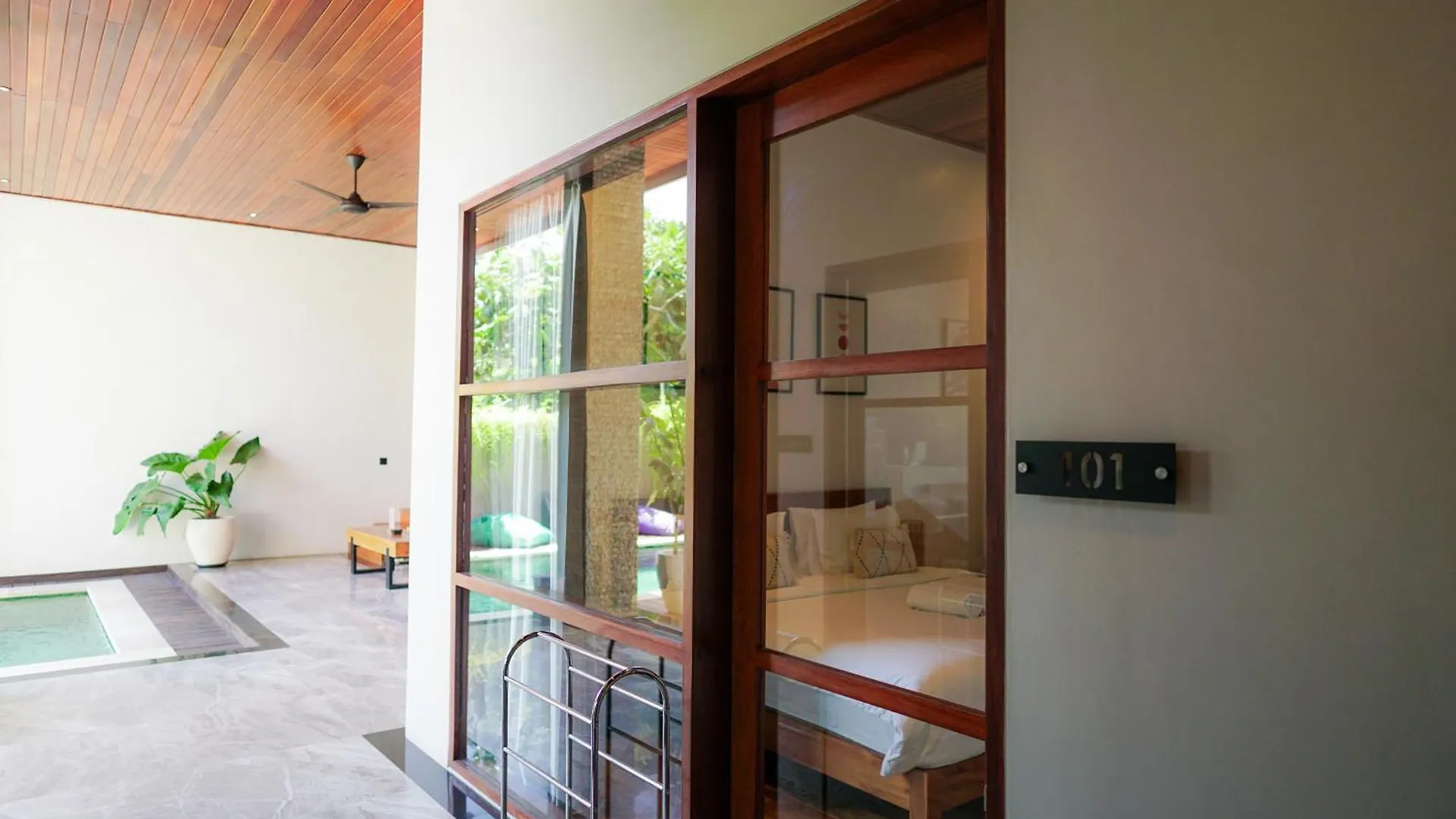 Tropical Beach House Bali Seminyak  Bed & Breakfast