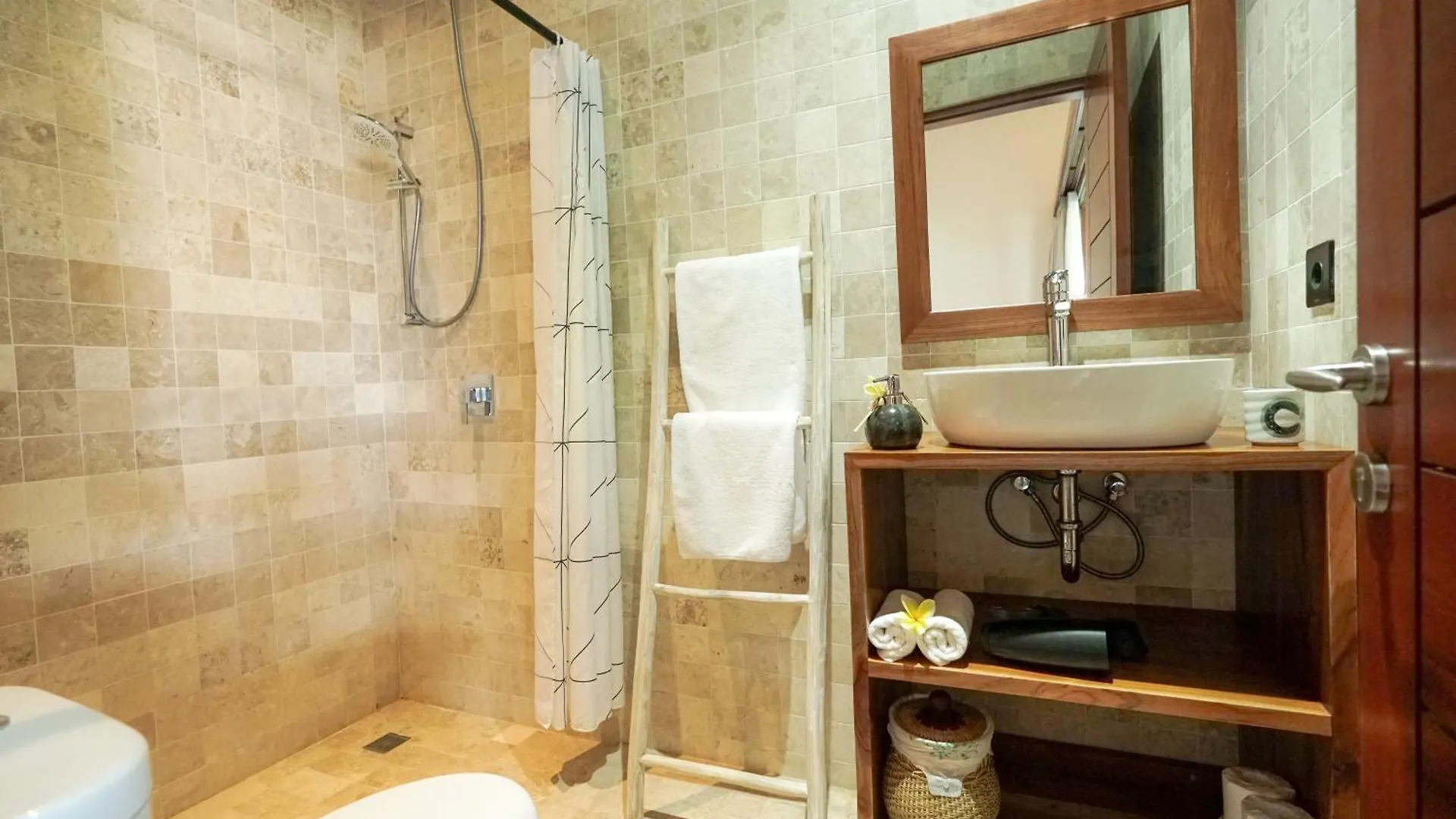 Bed & Breakfast Tropical Beach House Bali Seminyak