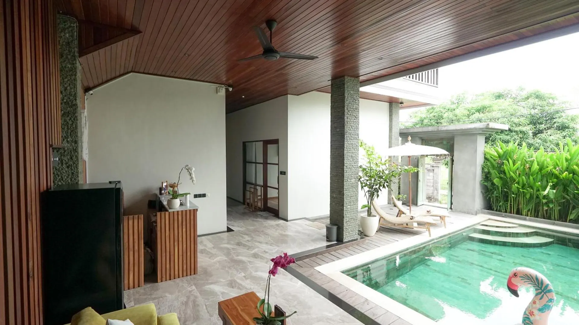 Tropical Beach House Bali Seminyak  Bed & Breakfast