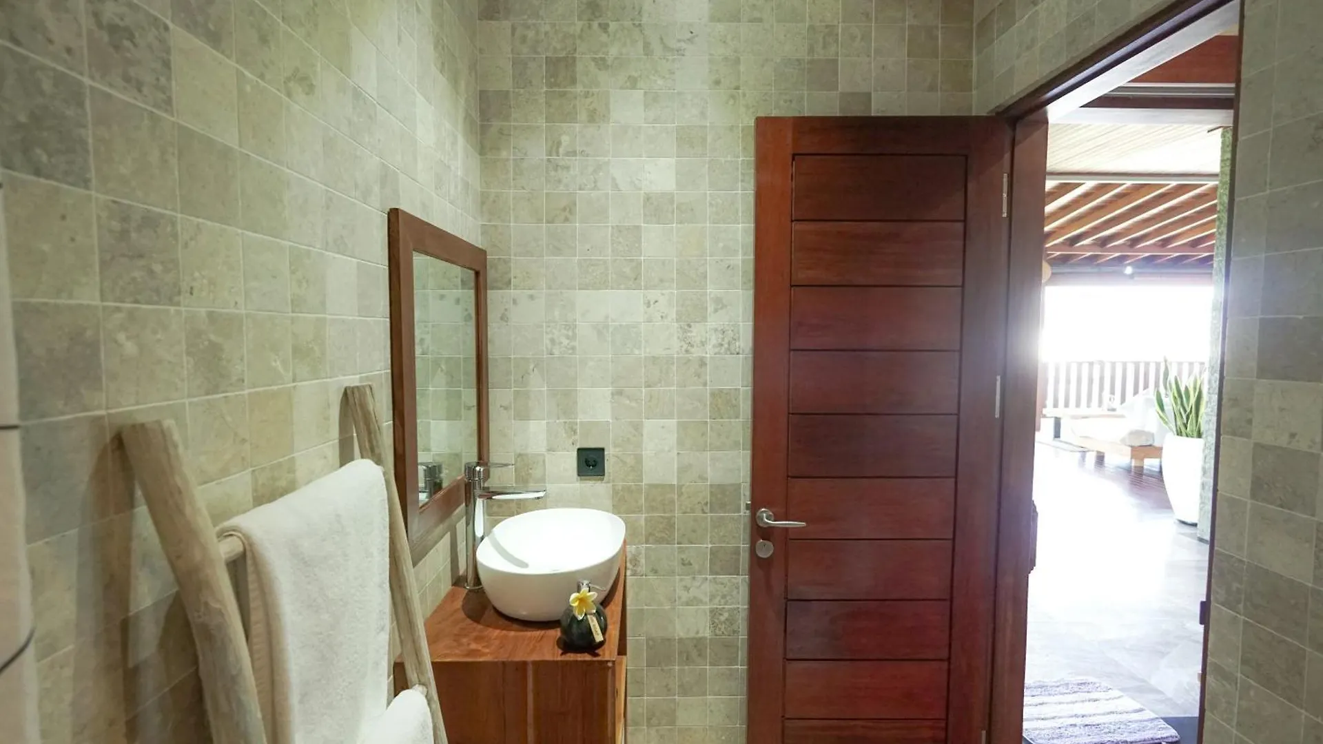 Bed & Breakfast Tropical Beach House Bali Seminyak